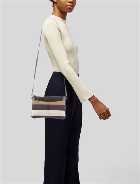 burberry peyton pouch bag